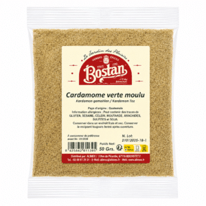 Plastic pouch containing ground green cardamom with a beige label showing the Bostan logo and the product name 'Cardamome verte moulue'.