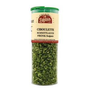 Clear cylindrical spice jar filled with chopped chives and a green lid; label reads Ciboulette/Schnittlauch Frenk Sogani (Bosstan).