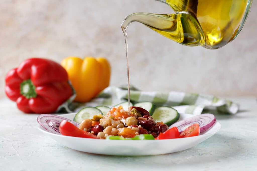 Plat à l’huile d’olive avec légumes frais et oignons rouges aux couleurs vives