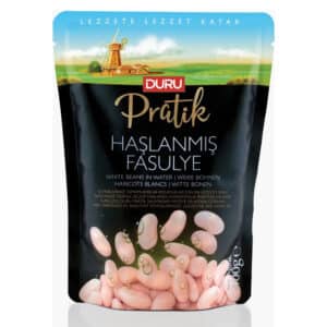 Duru Praktik boiled white beans in water in a black pouch; pink beans visible at the bottom, with a blue sky and windmill illustration at the top.