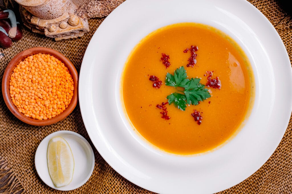 Soupe aux lentilles rouges turque servie chaude dans un bol.