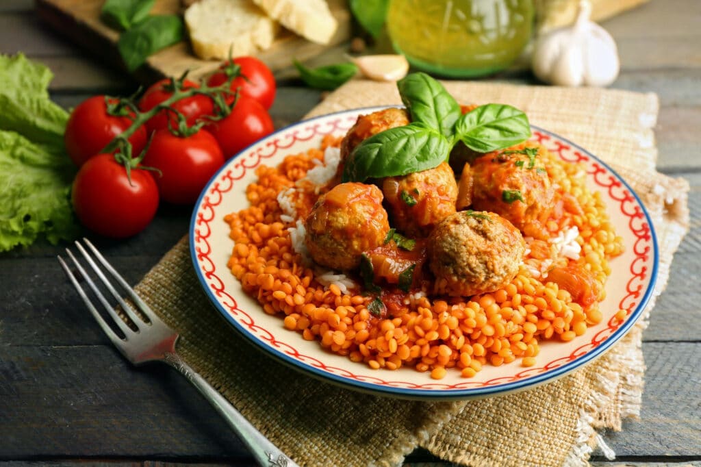 Boulettes de lentilles rouges turques servies en mezze.