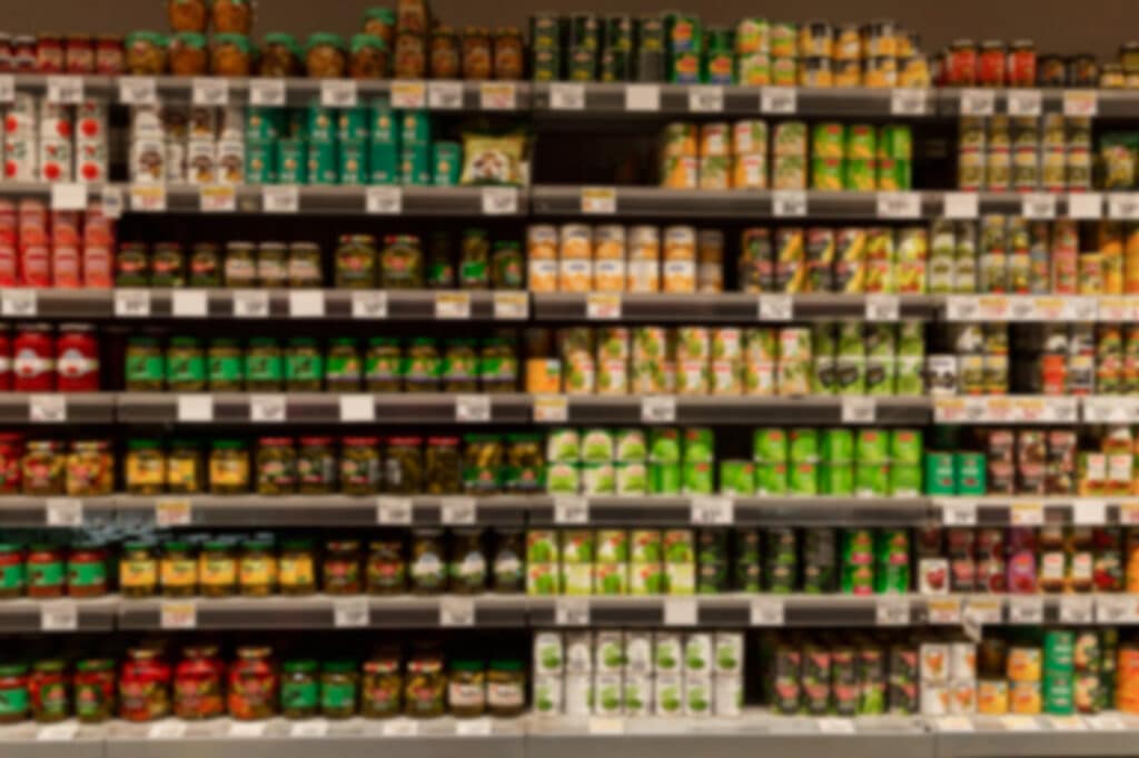 Produits alimentaires disposés en rayon dans une épicerie.