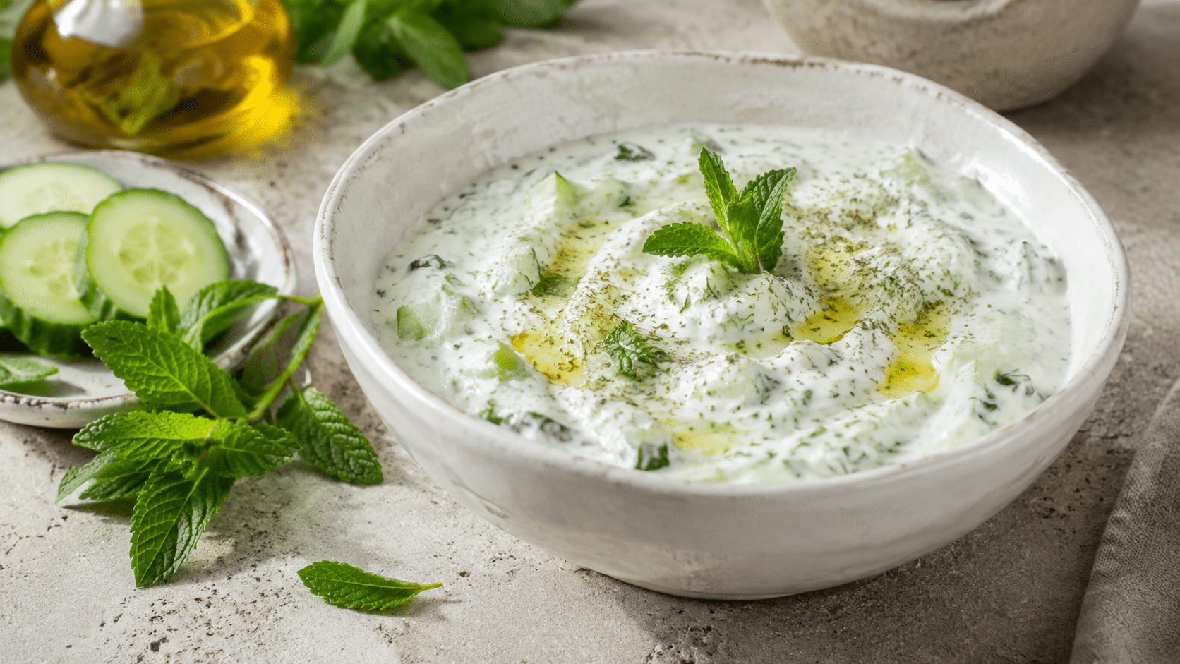 Cacik turc aux herbes fraîches servi dans un bol.