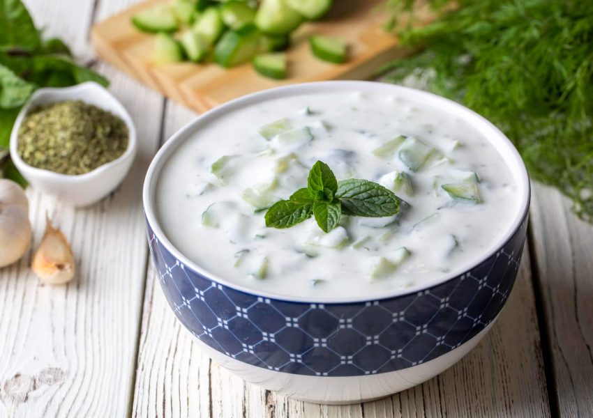 Cacık, sauce au yaourt et concombre typique de la cuisine turque.