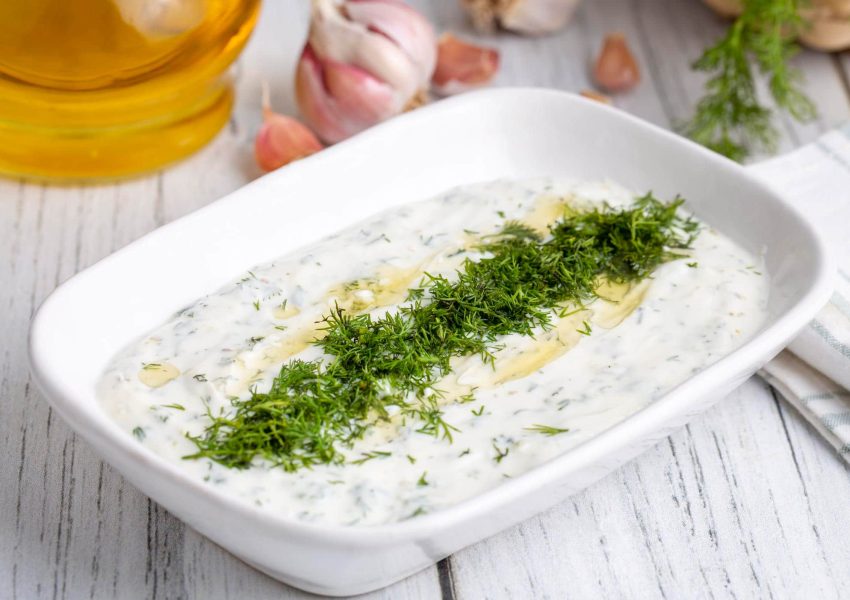 Haydari, mezzé turc à base de yaourt épais et herbes fraîches.